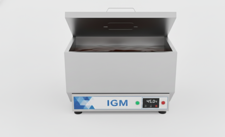 Bañadora de chocolate de 30 litros de IGM, vista frontal con la tapa abierta
